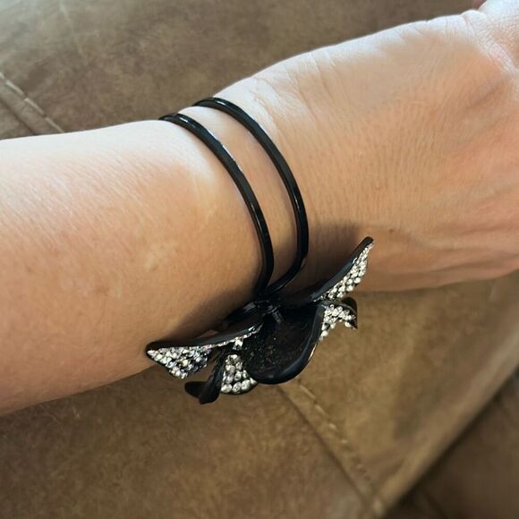 Black‎ And Crystal Flower Cuff Bracelet with Hinge Closure. - Picture 5 of 7